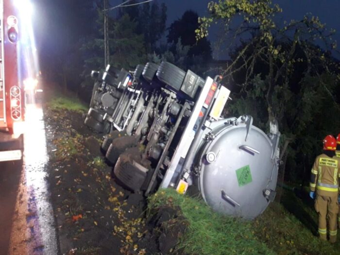kpp tarnowskie góry, kolizja, zdarzenie drogowe, wywrócona ciężarówka, cysterna, transport, krew zwierzęca