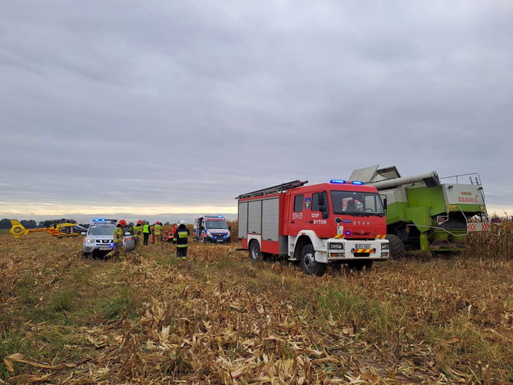 kp psp radziejów, wypadek, prace polowe, zbiór kukurydzy, koszenie kukurydzy, lpr, ranny mężczyzna