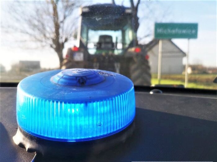 kmp łomża, nietrzeźwy traktorzysta, interwencja, uszkodzone ogrodzenie, zakaz kierowania