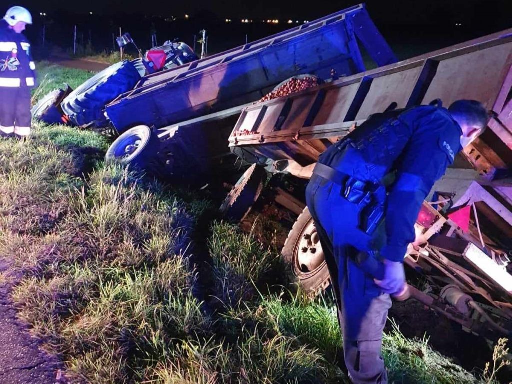 psp rawicz, ciągnik, przyczepy, zestaw rolniczy, ciągnik w rowie, pomidory, transport pomidorów