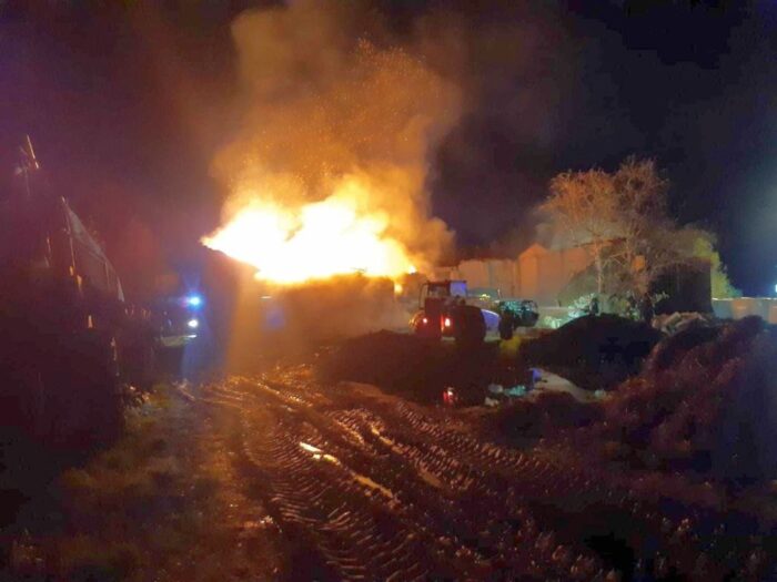 kp psp sieradz, pożar, gospodarstwo, straty, bydło, maszyny, osp