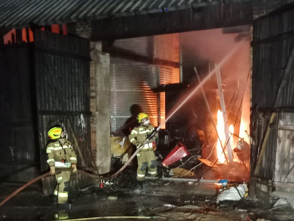 kp psp olesno, pożar, zdarzenie, budynek gospodarczy, budynek inwentarski, zwierzęta hodowlane, ewakuacja, straty