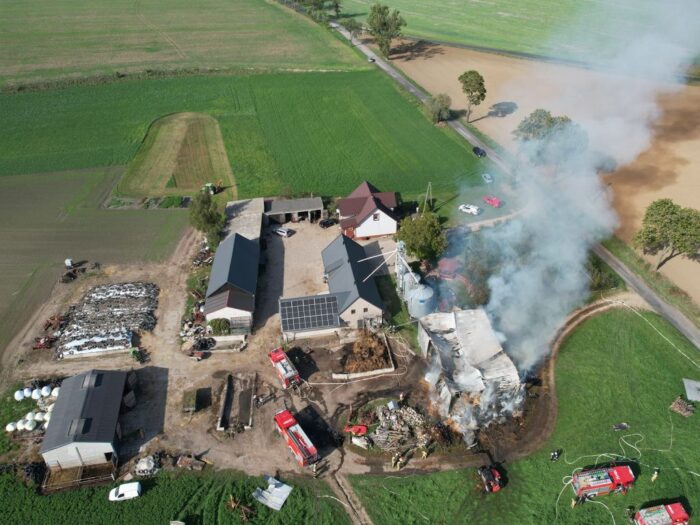 pożar, płomienie, gospodarstwo, psp, osp, akcja gaśnicza, strażacy, stodoła