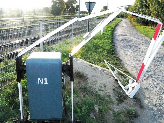 kpp jędrzejów, przejazd kolejowy, rogatki, rogatka, uszkodzenie, ciągnik, traktorzysta, pijany traktorzysta