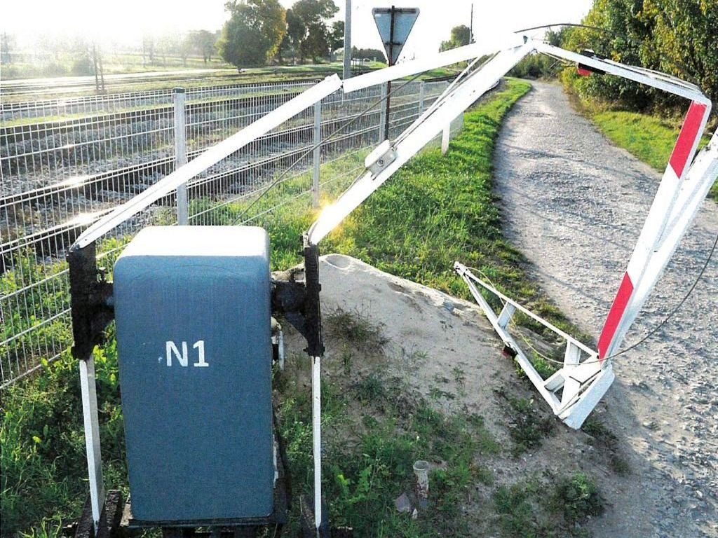 kpp jędrzejów, przejazd kolejowy, rogatki, rogatka, uszkodzenie, ciągnik, traktorzysta, pijany traktorzysta