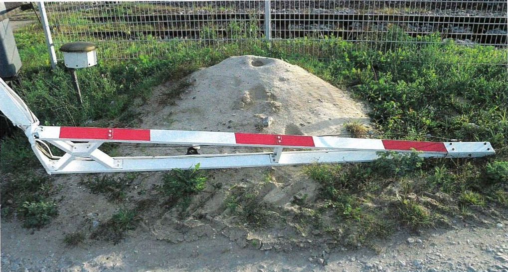 kpp jędrzejów, przejazd kolejowy, rogatki, rogatka, uszkodzenie, ciągnik, traktorzysta, pijany traktorzysta