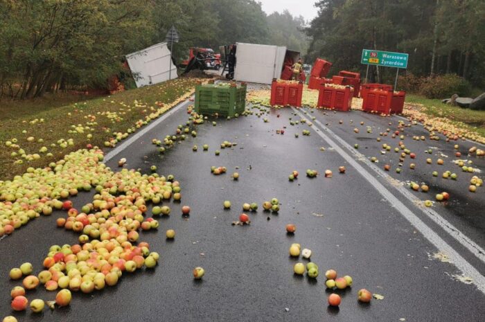 kpp żyrardów, wypadek, zderzenie, jabłka, przewóz owoców