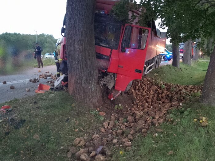 kpp lidzbark, kp psp lidzbark, wypadek, zdarzenie drogowe, ciężarówka, osobówka, buraki, transport buraków