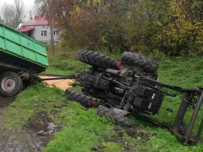 km psp zamość, wypadek, zdarzenie drogowe, ciągnik, przyczepa, kukurydza, wywrócony ciągnik