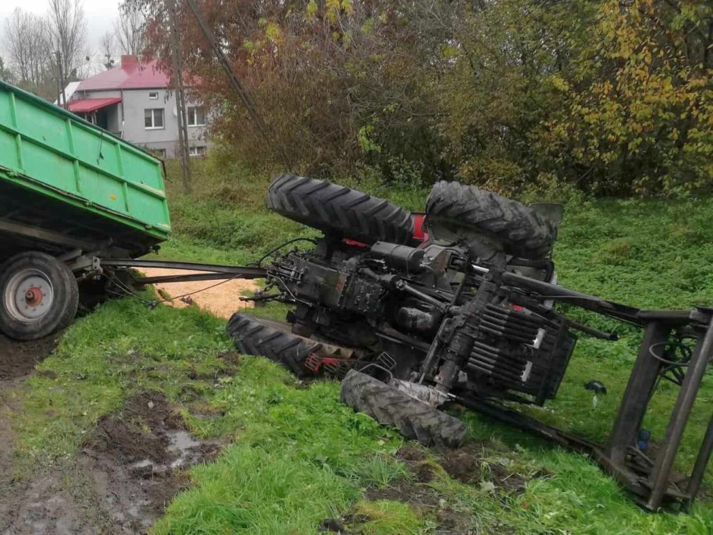 km psp zamość, wypadek, zdarzenie drogowe, ciągnik, przyczepa, kukurydza, wywrócony ciągnik