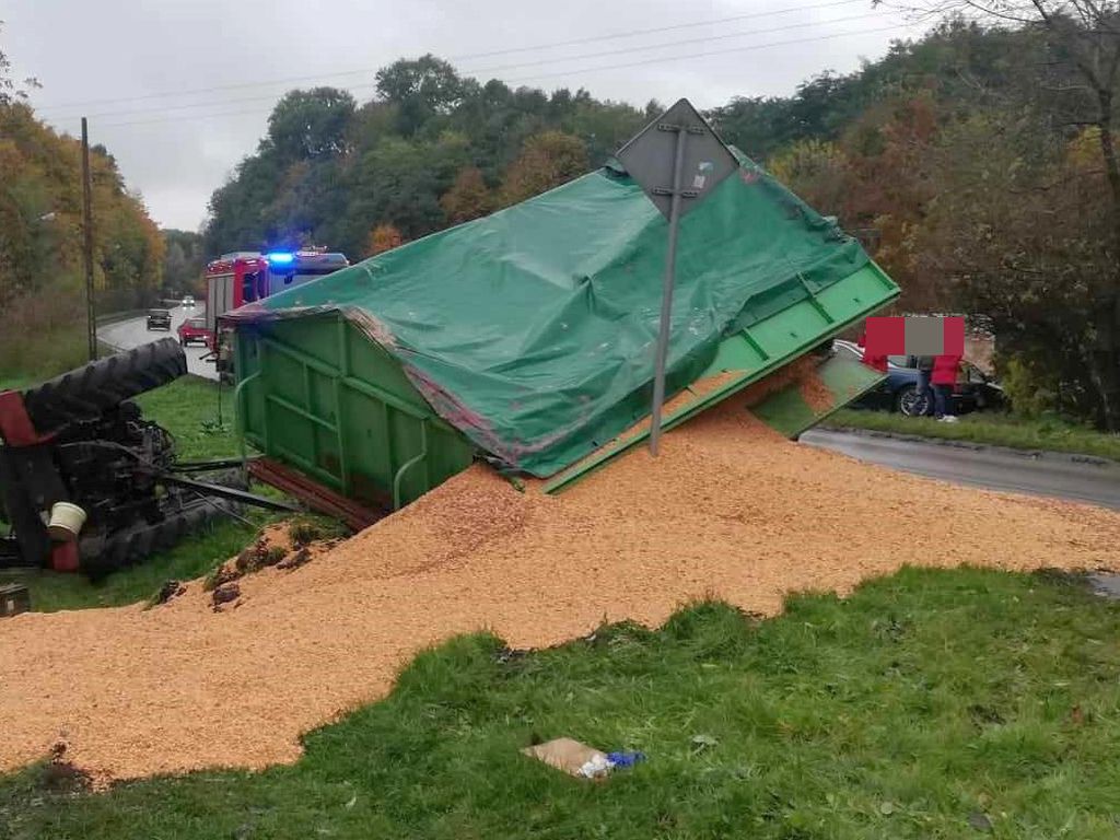 km psp zamość, wypadek, zdarzenie drogowe, ciągnik, przyczepa, kukurydza, wywrócony ciągnik