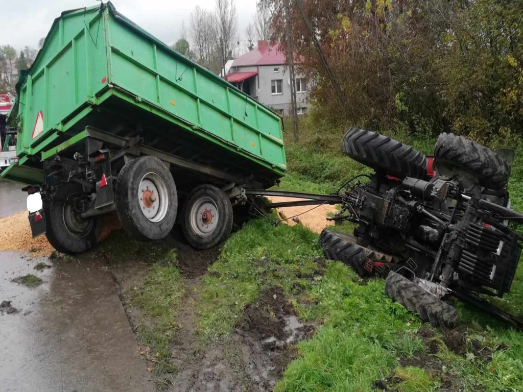 km psp zamość, wypadek, zdarzenie drogowe, ciągnik, przyczepa, kukurydza, wywrócony ciągnik