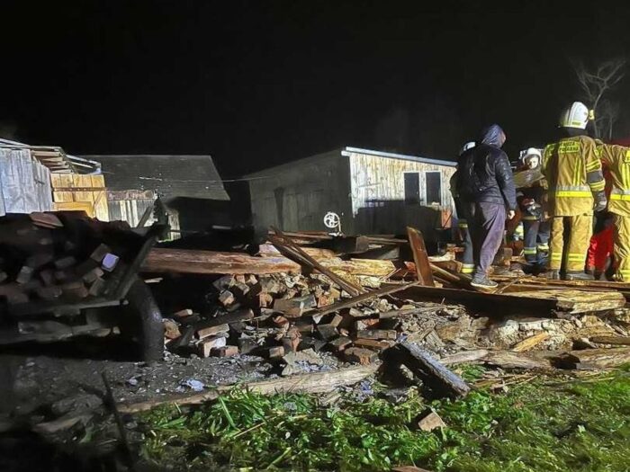 kpp staszów, psp staszów, wypadek, gospodarstwo, rozbiórka, dom, przygnieciony