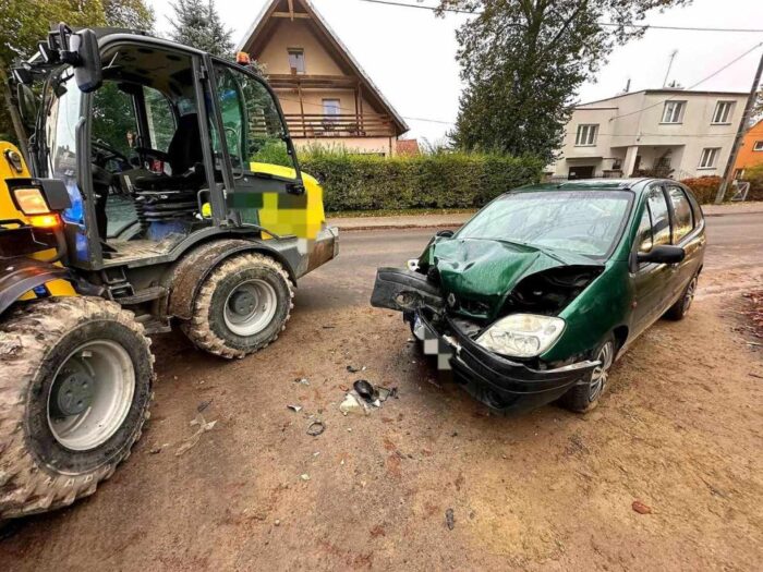 kpp kętrzyn, zdarzenie drogowe, wypadek, zderzenie, ładowarka, osobówka, ranny kierowca