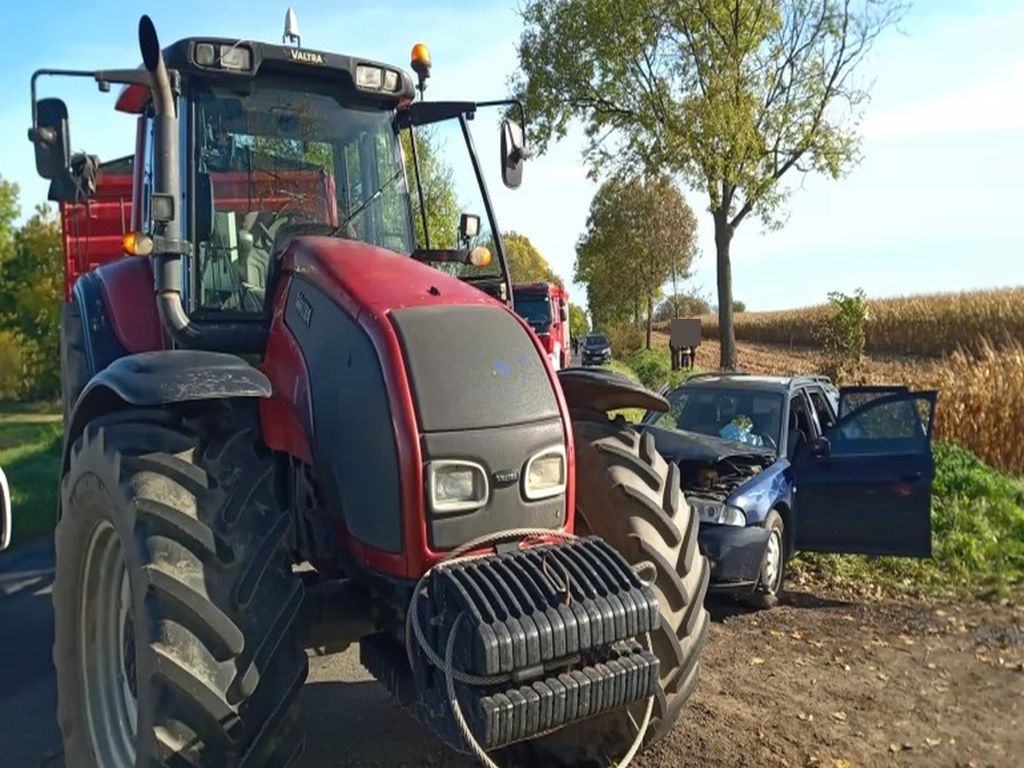 wypadek, zdarzenie drogowe, zderzenie, ciągnik, auto, osobówka, ranni