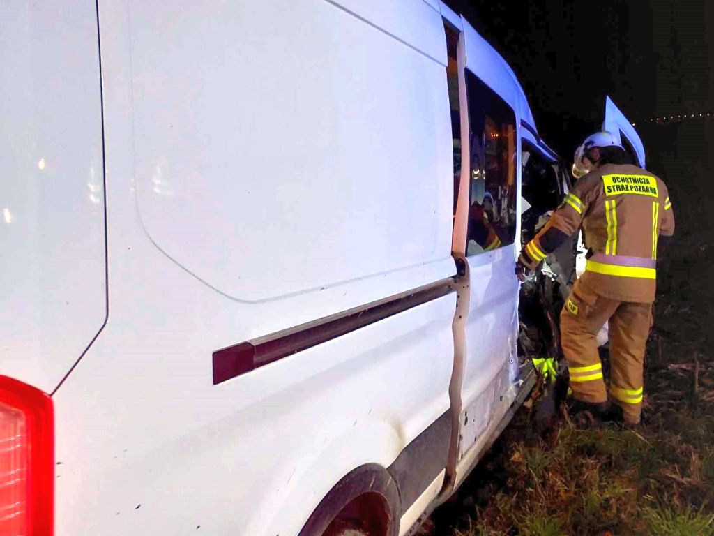 kpp rawicz, kp psp rawicz, kolizja, zdarzenie drogowe, zderzenie, bus, ciągnik, beczkowóz