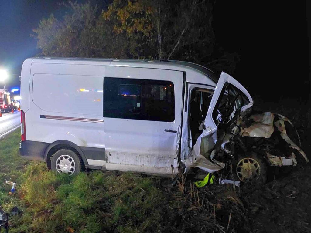 kpp rawicz, kp psp rawicz, kolizja, zdarzenie drogowe, zderzenie, bus, ciągnik, beczkowóz