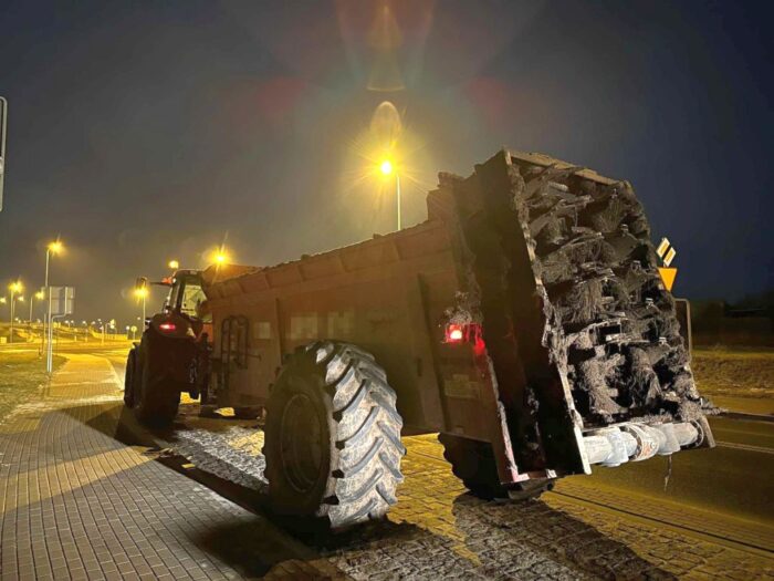 kpp żnin, wypadek, zdarzenie drogowe, zderzenie, ciągnik, rozrzutnik, auto, osobówka