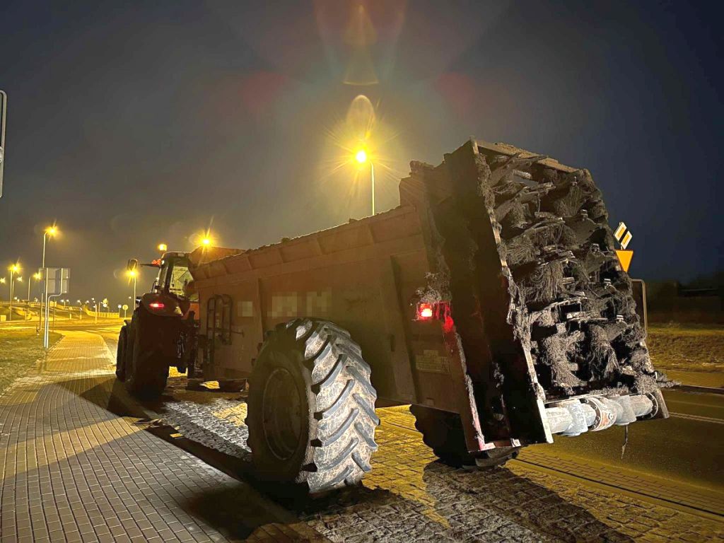 kpp żnin, wypadek, zdarzenie drogowe, zderzenie, ciągnik, rozrzutnik, auto, osobówka