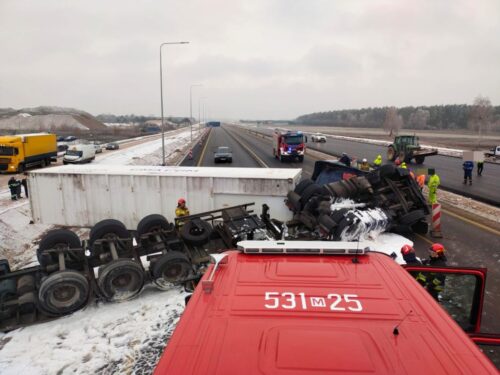 kp psp nowy dwór mazowiecki, ciężarówka, naczepa, wypadek, zdarzenie drogowe, auto, jabłka