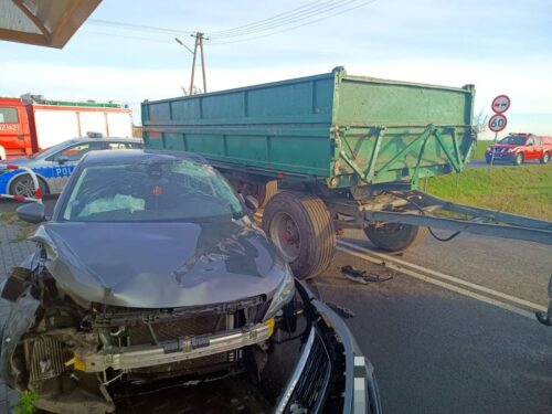 kp psp gniezno, kolizja, kraksa, zdarzenie drogowe, ciągnik, przyczepa, auto, osobówka