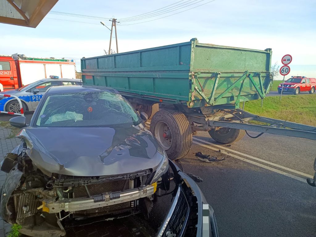 kp psp gniezno, kolizja, kraksa, zdarzenie drogowe, ciągnik, przyczepa, auto, osobówka