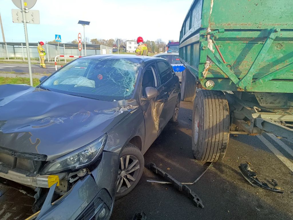 kp psp gniezno, kolizja, kraksa, zdarzenie drogowe, ciągnik, przyczepa, auto, osobówka