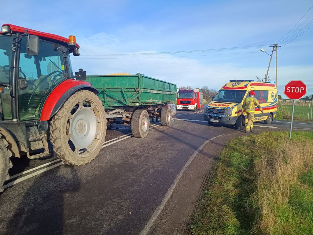 kp psp gniezno, kolizja, kraksa, zdarzenie drogowe, ciągnik, przyczepa, auto, osobówka