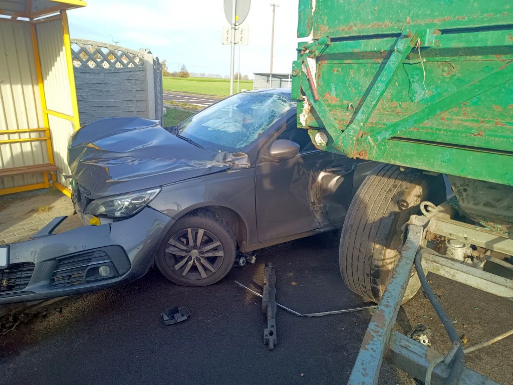 kp psp gniezno, kolizja, kraksa, zdarzenie drogowe, ciągnik, przyczepa, auto, osobówka