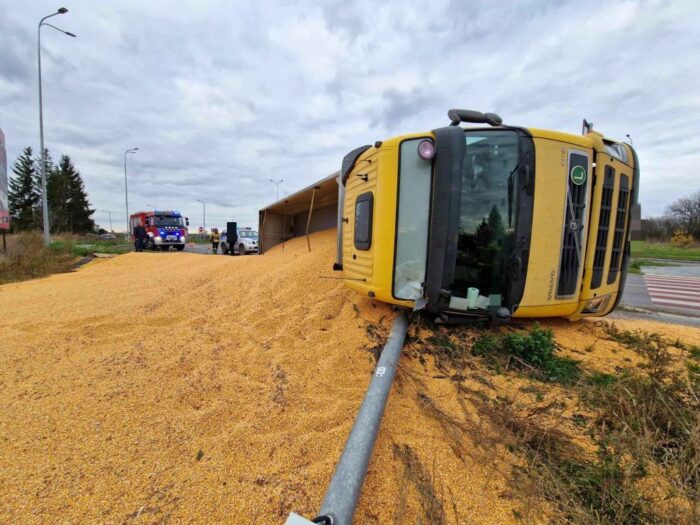 km psp zamość, wypadek, kolizja, zdarzenie drogowe, tir, ciężarówka, kukurydza