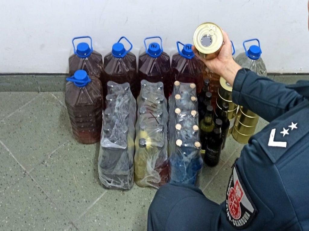 kas, służba celno-skarbowa, gospodarstwo, alkohol, nielegalny alkohol