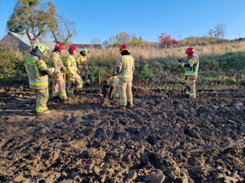 km psp zamość, prace polowe, orka, pole, uszkodzenie, rura gazowa, wyciek gazu