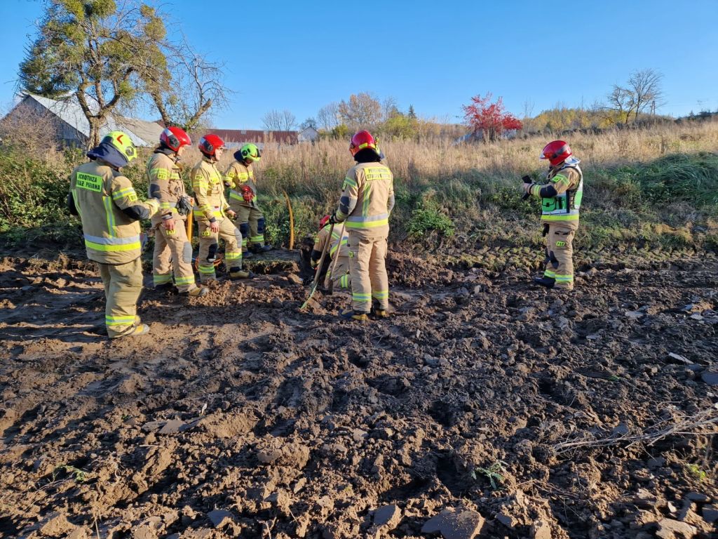 km psp zamość, prace polowe, orka, pole, uszkodzenie, rura gazowa, wyciek gazu