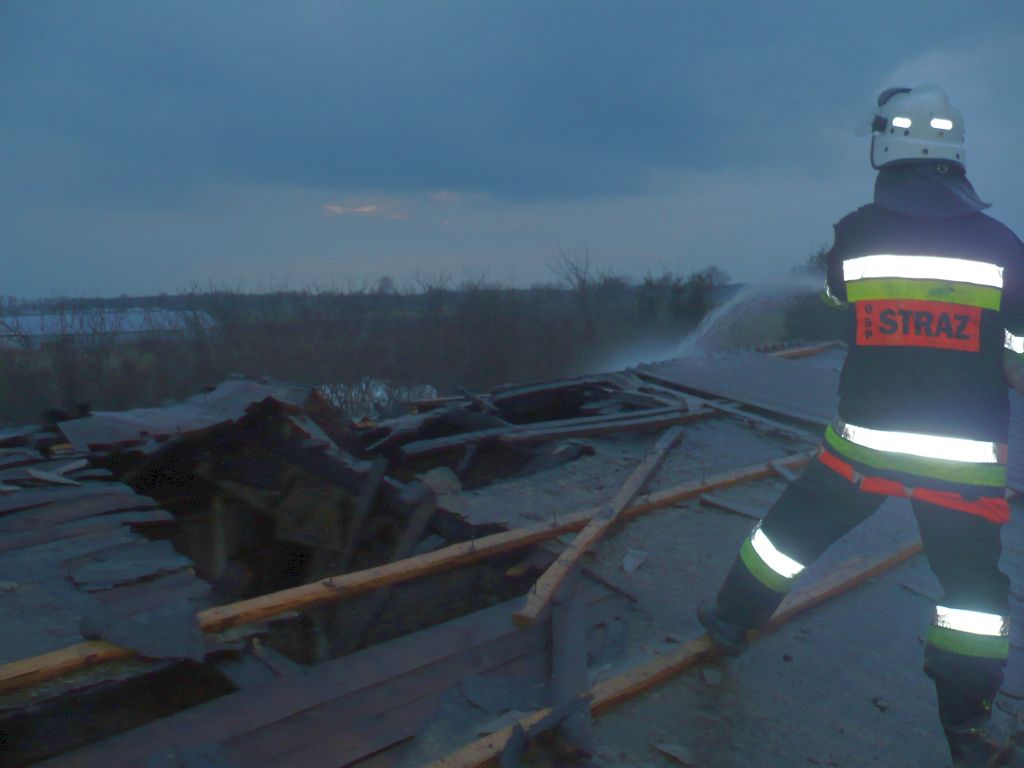 pożar, gospodarstwo, ferma, budynki, kurnik, straty, akcja gaśnicza