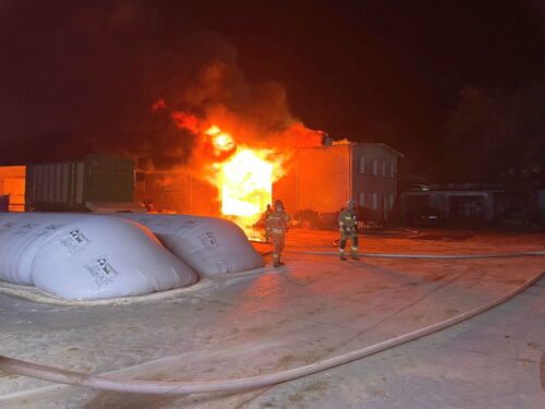 kp psp chojnice, pożar, płomienie, akcja gaśnicza, warsztat, obora, maszyny, zwierzęta