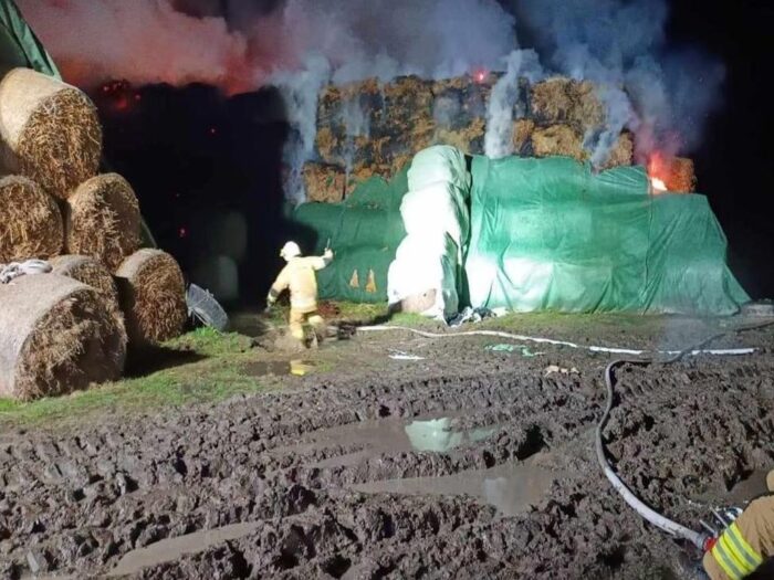 kp psp włoszczowa, kp psp staszów, pożar, płomienie, stóg, stodoła, słoma, siano
