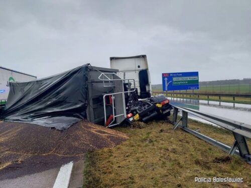 kpp bolesławiec, kolizja, zdarzenie drogowe, tir, ciężarówka, naczepa, rzepak, autostrada