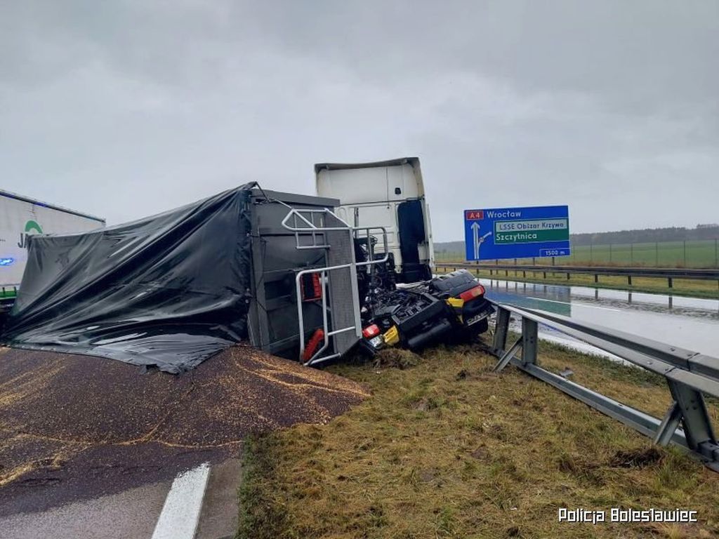 kpp bolesławiec, kolizja, zdarzenie drogowe, tir, ciężarówka, naczepa, rzepak, autostrada