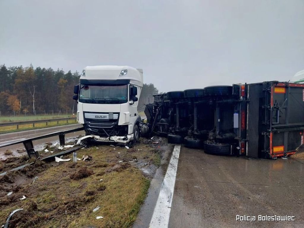 kpp bolesławiec, kolizja, zdarzenie drogowe, tir, ciężarówka, naczepa, rzepak, autostrada