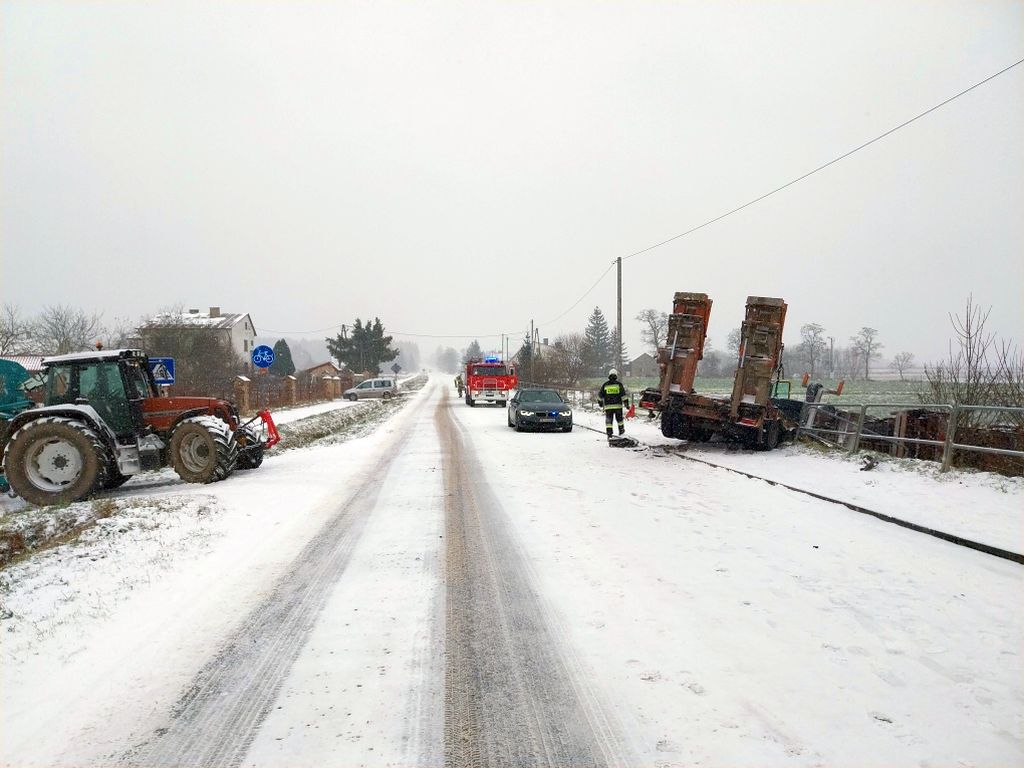 kpp opatów, zdarzenie drogowe, zderzenie, wypadek, ciężarówka, laweta, ciągnik