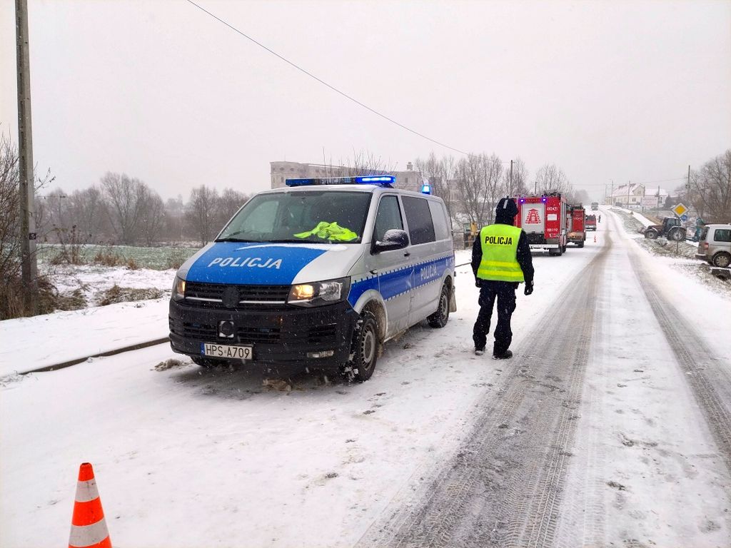 kpp opatów, zdarzenie drogowe, zderzenie, wypadek, ciężarówka, laweta, ciągnik