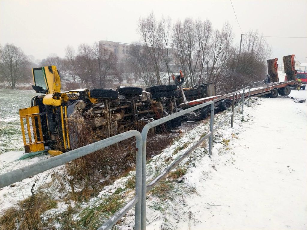 kpp opatów, zdarzenie drogowe, zderzenie, wypadek, ciężarówka, laweta, ciągnik