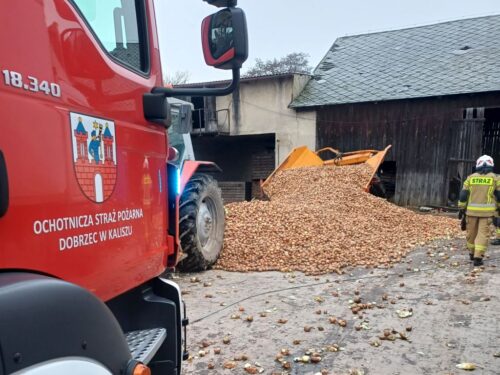 km psp kalisz, wypadek, zdarzenie, gospodarstwo, ranny mężczyzna, przygniecenie, sortownik, cebula