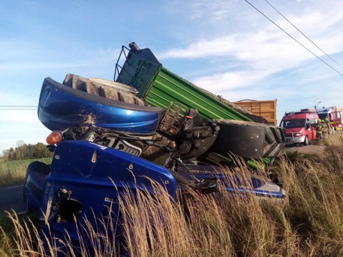 osp nieznanice, osp, druhowie, rolnicy, akcja, wywrócony ciągnik, zdarzenie drogowe