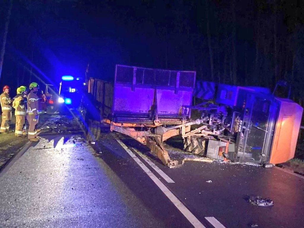 podlaska policja, wypadek, zdarzenie drogowe, zderzenie, auto, ciągnik, rozrzutnik, śmierć kierowcy