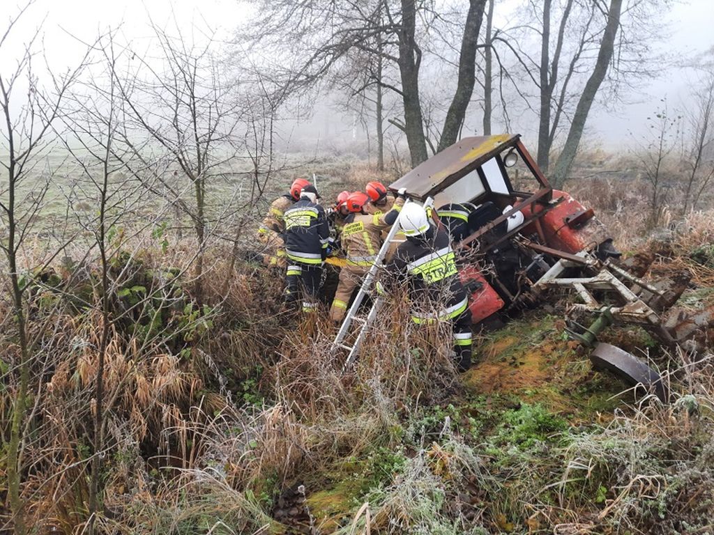 kp psp szczytno, kpp szczytno, wypadek, zdarzenie, ciągnik, ciągnik w rowie, śmierć traktorzysty, akcja ratunkowa