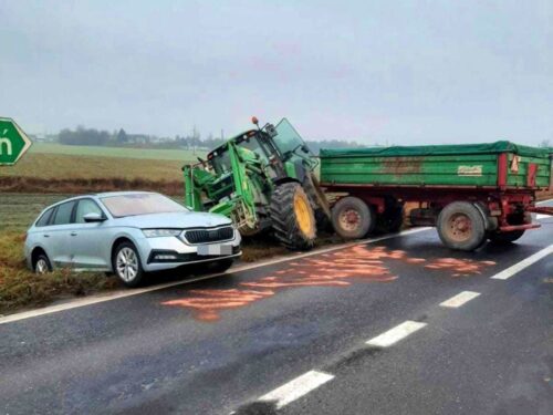 kpp kościan, zdarzenie drogowe, zderzenie, kolizja, auto, osobówka, ciągnik