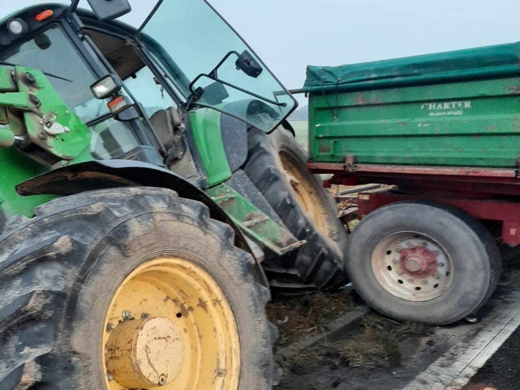 kpp kościan, zdarzenie drogowe, zderzenie, kolizja, auto, osobówka, ciągnik