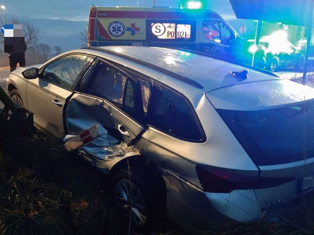 kpp kościan, zdarzenie drogowe, zderzenie, kolizja, auto, osobówka, ciągnik