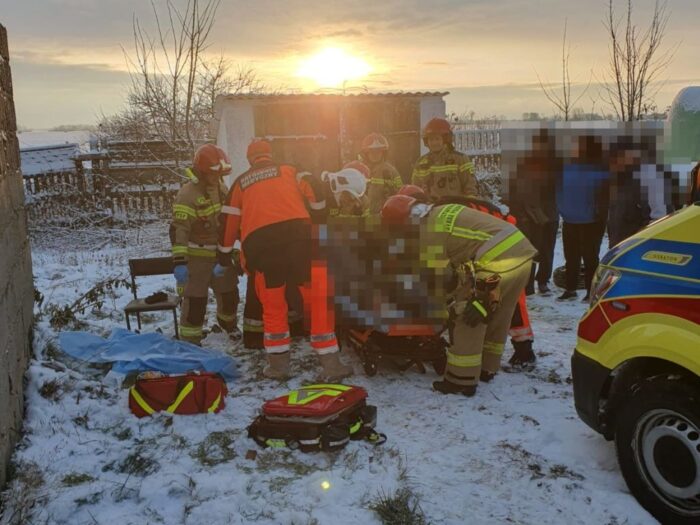 kp psp wągrowiec, wypadek, zdarzenie, przedsiębiorstwo rolne, interwencja, ładowarka, przygniecenie, lpr